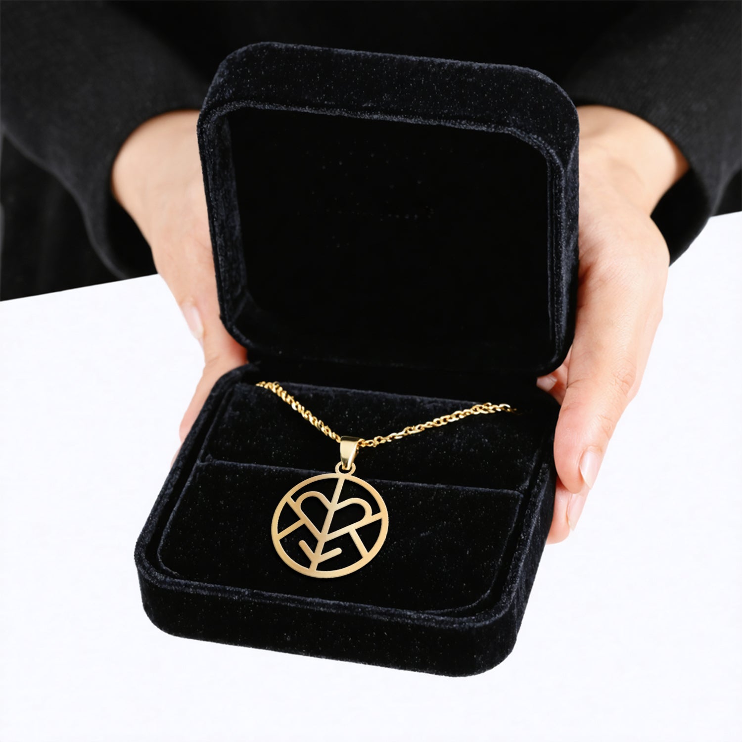 Geschenkbox aus schwarzem Samt